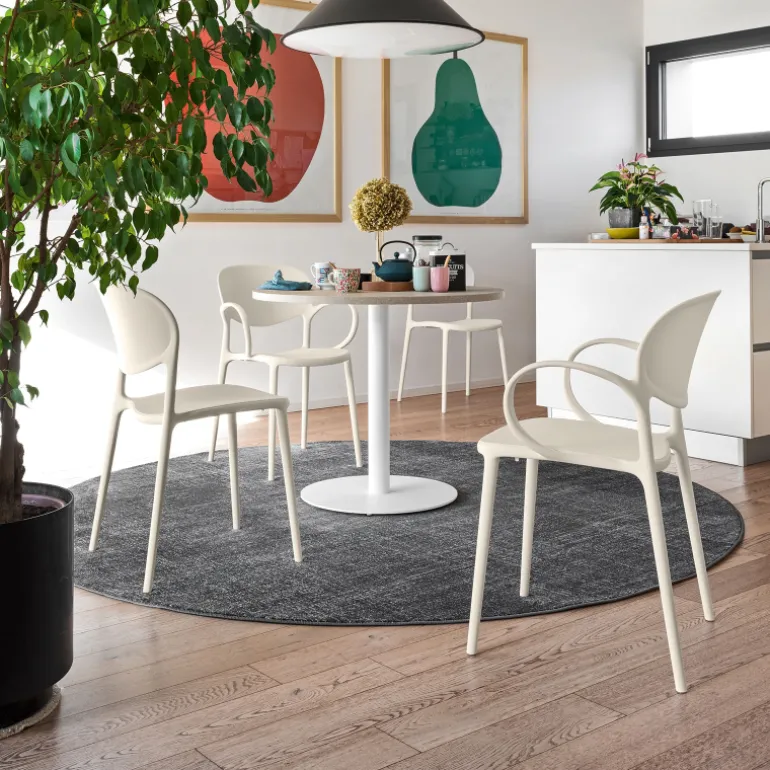 Abby Connubia® Chaise italienne empilable en polypropylène recyclé sans accoudoirs