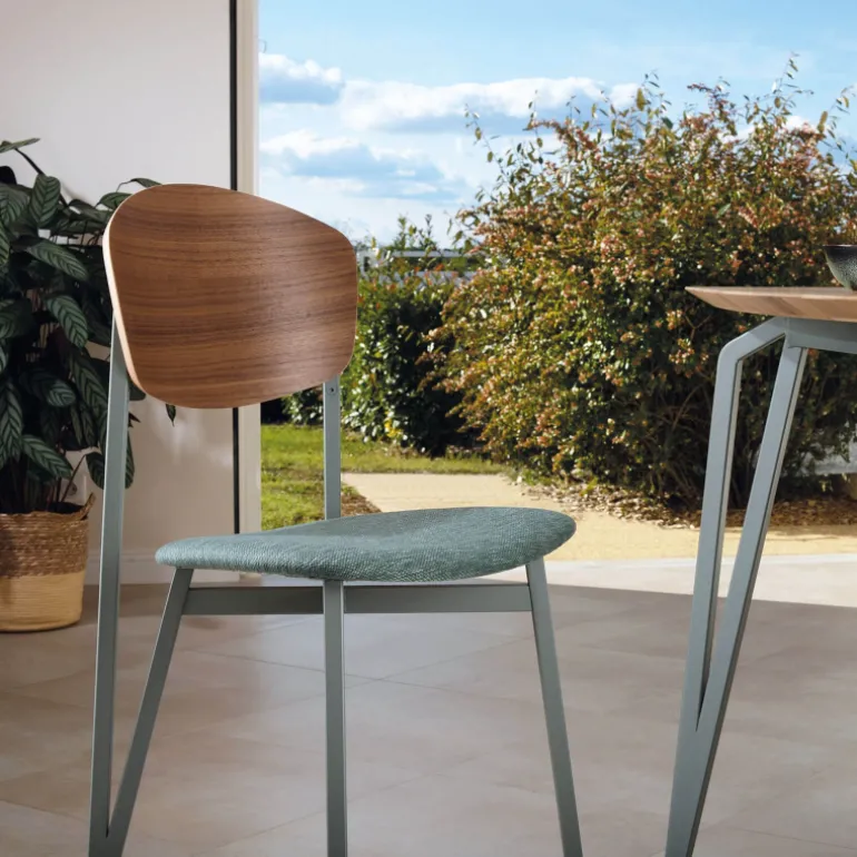 Artémis Carrier® Chaise design française assise en tissu, dossier bois et pieds en métal