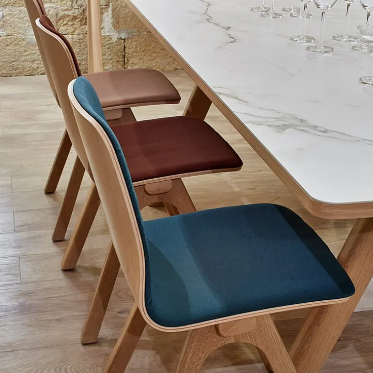 Chevron Chaise design en tissu et pieds bois