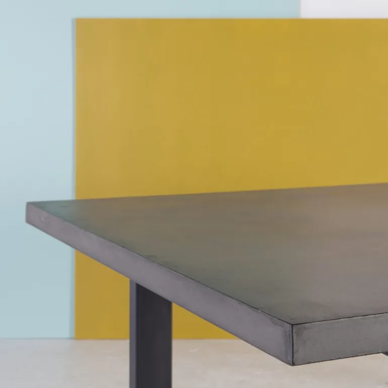 Eternelle Table industrielle française en béton ciré pieds traîneau
